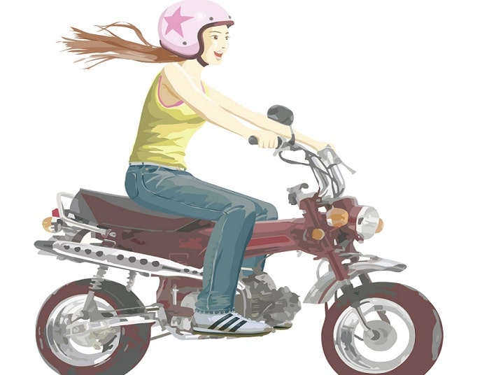 原付バイクに乗る女性