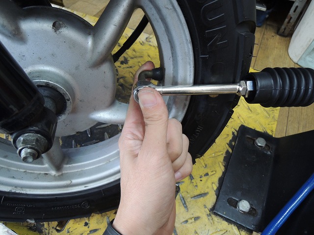 原付の空気圧チェック 誰でもできるタイヤの空気を入れる方法 原付バイク専門 仙台東ライダース