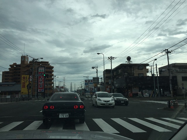 中野栄駅前を右折します。左手が駅左奥に焼肉屋さんやお寿司屋さんがある交差点です。